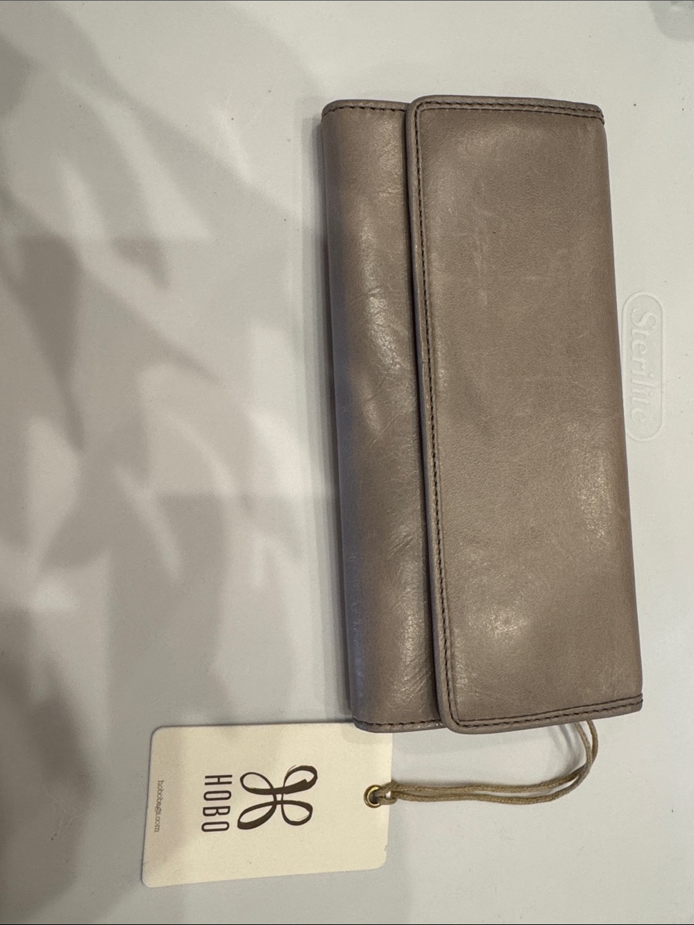 HOBO Leather Trifold Wallet in Taupe Gray